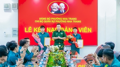 Chi bộ Quân sự phường Nha Trang tổ chức lễ kết nạp đảng viên mới